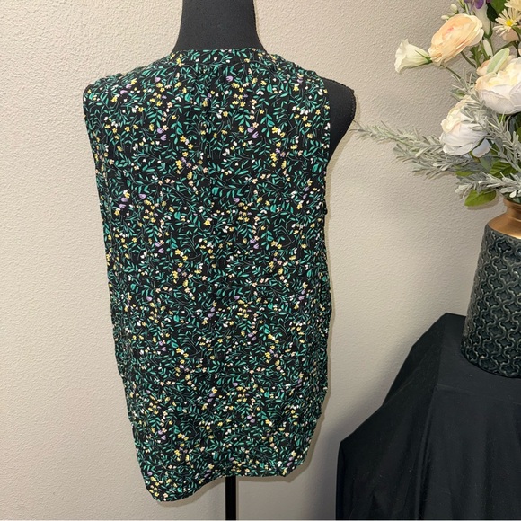 Croft & Barrow Floral Sleeveless Blouse V-Neck Spring Summer Size M - Picture 3 of 8
